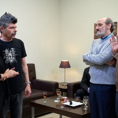 Coque, Antonio y Enrique hablan con la madre de Coque en la temporada 11 de 'La que se avecina'