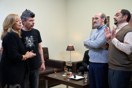 Coque, Antonio y Enrique hablan con la madre de Coque en la temporada 11 de 'La que se avecina'