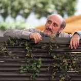 Enrique se asoma impactado por la valla de su jardín en la temporada 11 de 'La que se avecina'