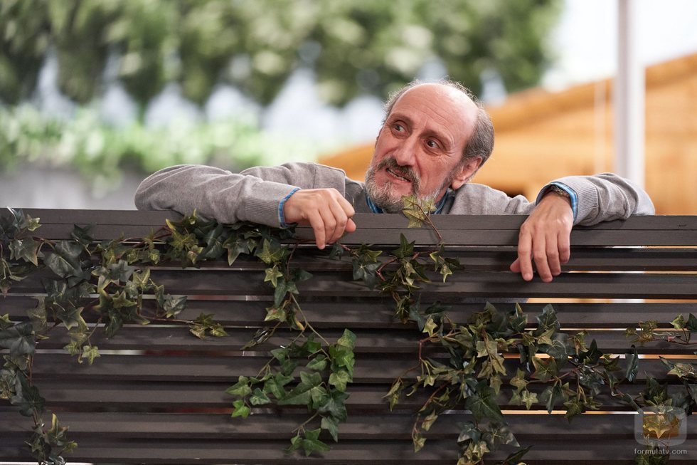 Enrique se asoma impactado por la valla de su jardín en la temporada 11 de 'La que se avecina'