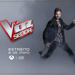 David Bisbal sujeta un micrófono en esta imagen de 'La Voz Senior'