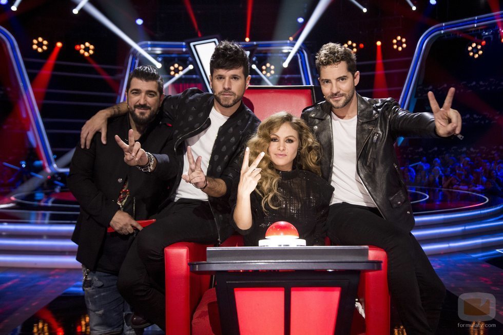 Los coaches de 'La Voz Senior' hacen el símbolo del programa