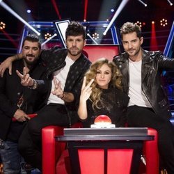 Los coaches de 'La Voz Senior' hacen el símbolo del programa