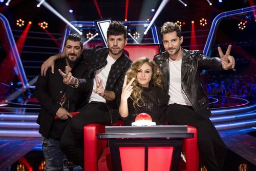 Los coaches de 'La Voz Senior' hacen el símbolo del programa