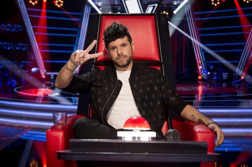 Pablo López sentado en su sillón de coach de 'La Voz Senior'