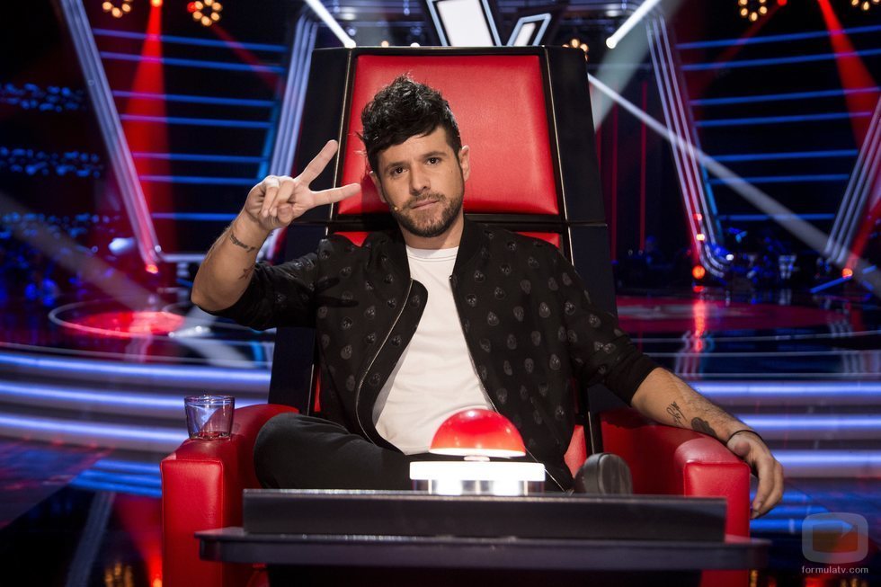 Pablo López sentado en su sillón de coach de 'La Voz Senior'