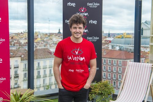 Miki Núñez, representante en Eurovisión 2019, posa antes de partir a Tel Aviv