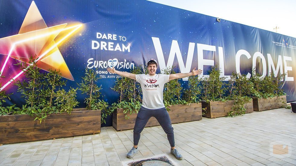 Miki, en Tel Aviv, frente a una enorme pancarta de bienvenida
