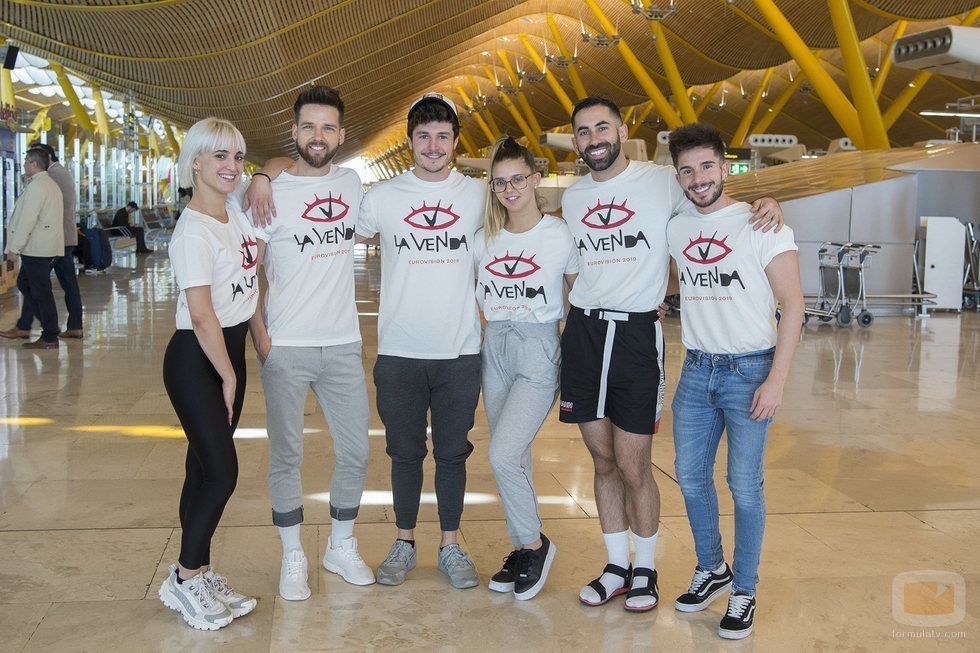 Miki Núñez y su equipo en el aeropuerto, antes de partir a Eurovisión 2019