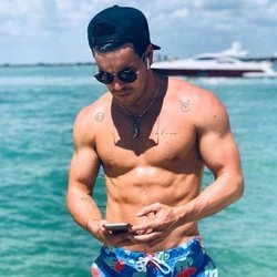 Mario Casas luce torso desnudo en el mar