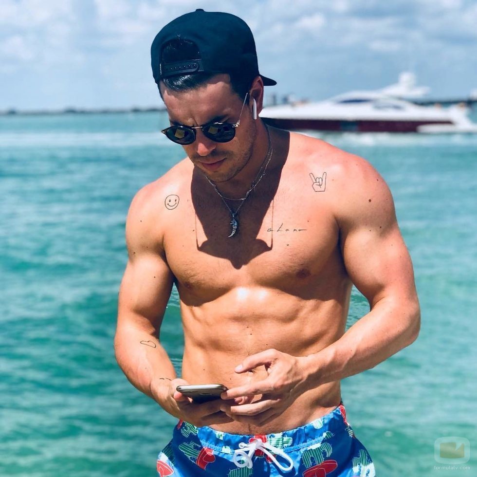 Mario Casas luce torso desnudo en el mar