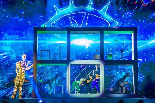 Miki Núñez, junto con su equipo de bailarines, en el primer ensayo de "La Venda"