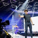 Miki Núñez muestra su alegría en el primer ensayo de "La Venda"