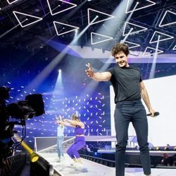 Miki Núñez muestra su alegría en el primer ensayo de "La Venda"