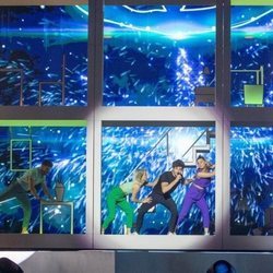 Miki Núñez realiza la coreografía de "La Venda"  junto con sus bailarines en el primer ensayo