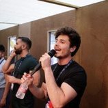 Miki Núñez y su equipo, en el backstage durante el primer ensayo de "La Venda"