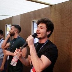 Miki Núñez y su equipo, en el backstage durante el primer ensayo de "La Venda"