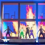 Miki y sus bailarines preparan la puesta en escena en el primer ensayo de "La Venda"