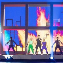 Miki y sus bailarines preparan la puesta en escena en el primer ensayo de "La Venda"