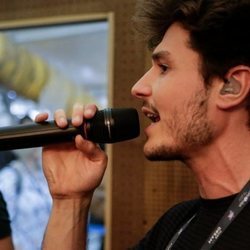 Miki Núñez en el backstage,  durante el primer ensayo de "La Venda"