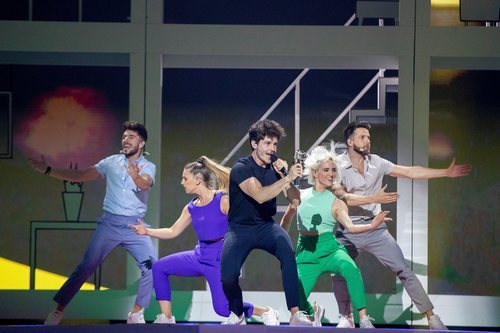 Miki Núñez y sus bailarines realizan el primer ensayo de "La Venda"