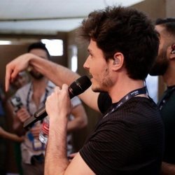 Miki Núñez en el backstage junto a su equipo, en el primer ensayo de "La Venda"