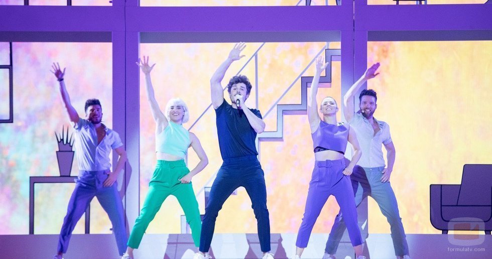 Miki Núñez y sus bailarines preparan la coreografía en el primer ensayo de "La Venda"