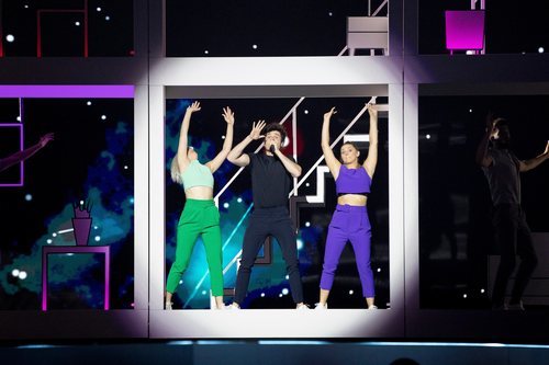 Miki y sus bailarines con cara de sorprendidos en el primer ensayo de "La Venda"