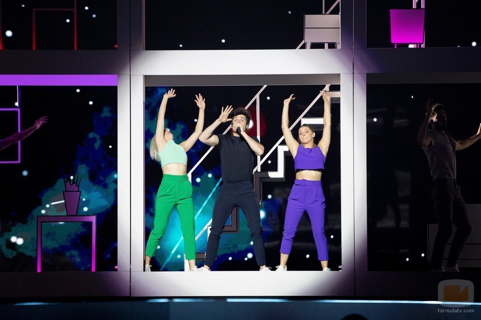 Miki y sus bailarines con cara de sorprendidos en el primer ensayo de "La Venda"