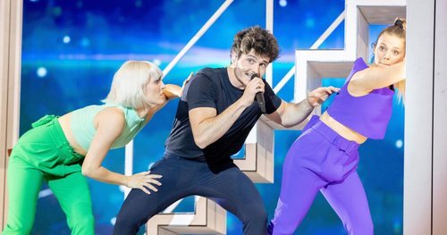 Miki realiza la coreografía en el primer ensayo de "La Venda" en Tel Aviv