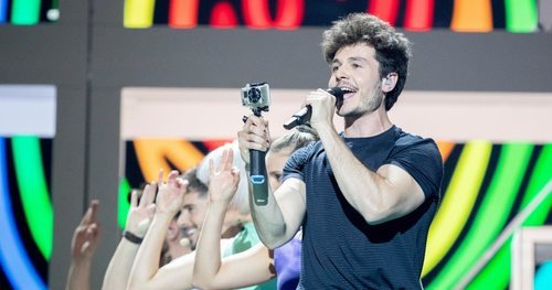 Miki Nuñez sujeta una cámara en el primer ensayo de "La Venda"