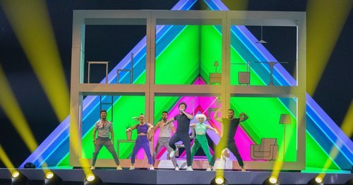 Miki y los bailarines interpretan el primer ensayo de "La Venda"