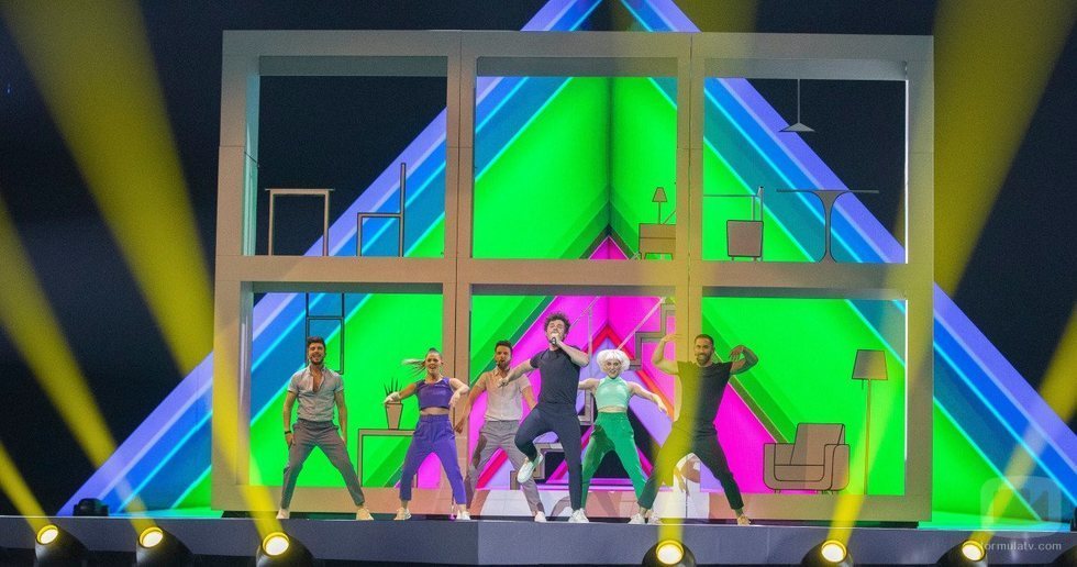 Miki y los bailarines interpretan el primer ensayo de "La Venda"