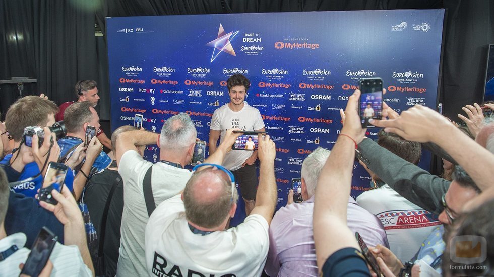 Los medios reciben a Miki Núñez en la rueda de prensa celebrada tras el primer ensayo de "La Venda" en Eurovisión 2019