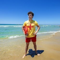 Miki Núñez, como un vigilante de la playa, para una entrevista de BBC