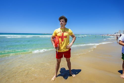Miki Núñez, como un vigilante de la playa, para una entrevista de BBC