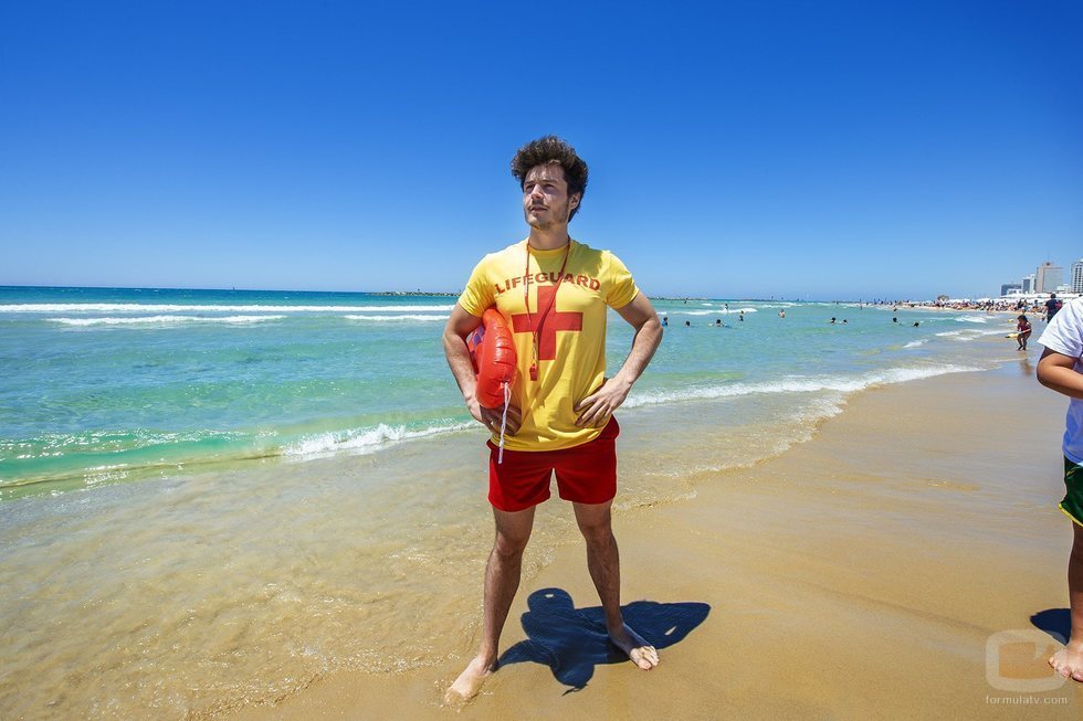 Miki Núñez, como un vigilante de la playa, para una entrevista de BBC