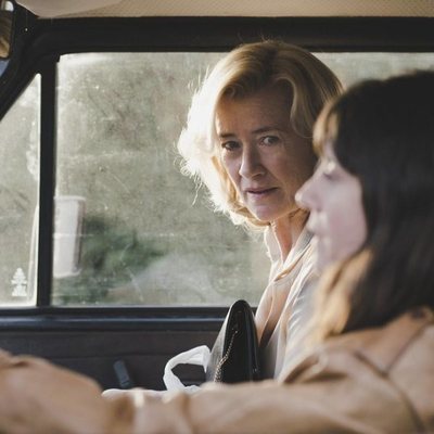 Mercedes y Fabiola en el coche, durante el 20x07 de 'Cuéntame cómo pasó'