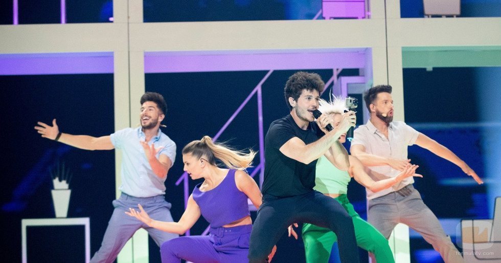 Miki Núñez junto a los bailarines en el ensayo de Eurovisión 2019