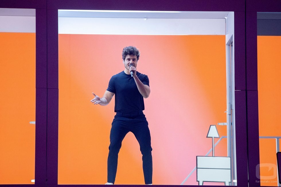 Miki Núñez cantando "La Venda" en el segundo ensayo del festival de Eurovisión 2019