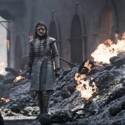 Arya Stark ante la desolación tras la batalla de Desembarco del Rey del 8x05 de 'Juego de Tronos'