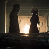 Jon Nieve y Daenerys Targaryen frente a una chimenea en el 8x05 de 'Juego de Tronos'