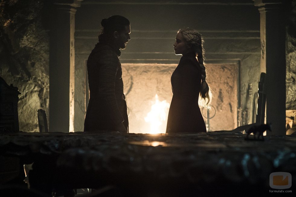 Jon Nieve y Daenerys Targaryen frente a una chimenea en el 8x05 de 'Juego de Tronos'