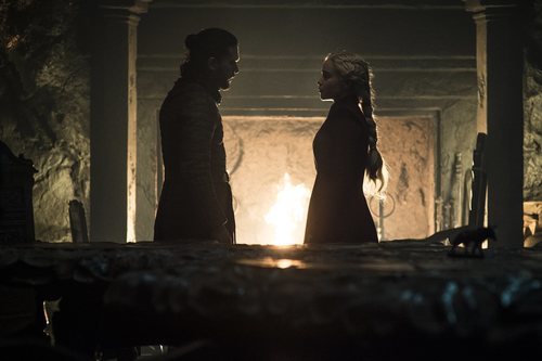 Jon Nieve y Daenerys Targaryen frente a una chimenea en el 8x05 de 'Juego de Tronos'