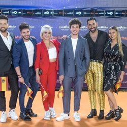 Miki Núñez junto a sus bailarines en la alfombra naranja de Eurovisión 2019