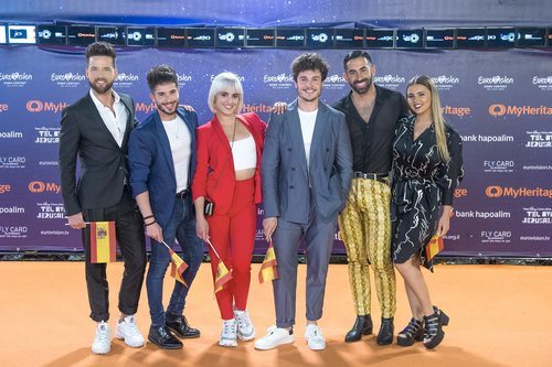 Miki Núñez junto a sus bailarines en la alfombra naranja de Eurovisión 2019