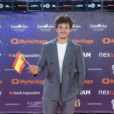 Miki Núñez posando en la alfombra naranja de Eurovisión 2019