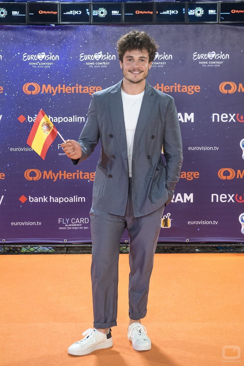 Miki Núñez posando en la alfombra naranja de Eurovisión 2019