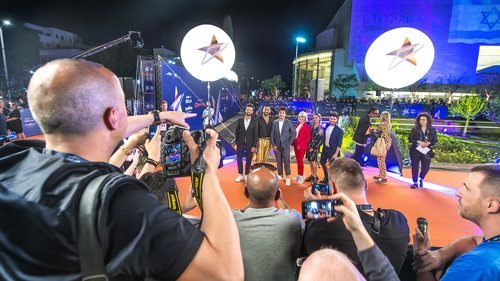 Miki Núñez y sus bailarines en la alfombra naranja de la Welcome Party de Eurovisión 2019