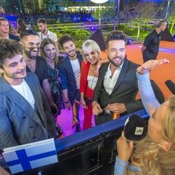 Miki Núñez y sus bailarines hablando con la televisión finlandesa en la Welcome Party de Eurovisión 2019